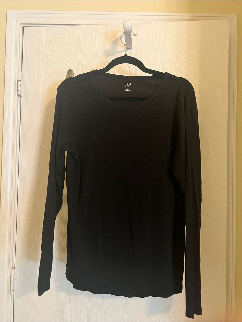 GAP Women’s Black Long Sleeve Crewneck Tee